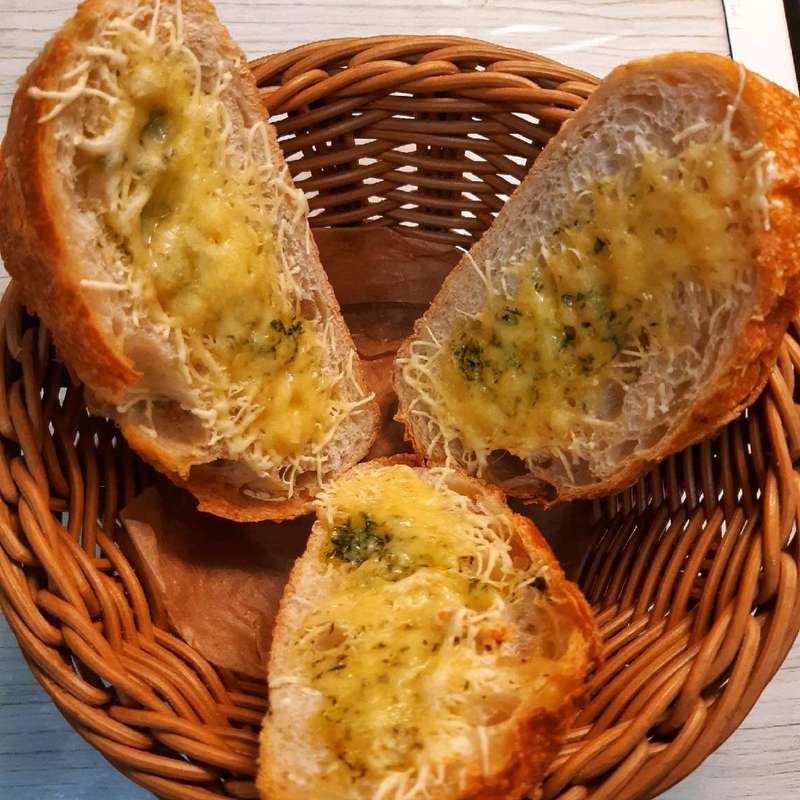Горячий хлеб с чесночным маслом и сыром